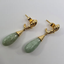 Load image into Gallery viewer, Pair of Vintage 18ct Yellow Gold and Green Jade Teardrop Earrings with Ornate Fan Design. B13173