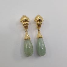 Load image into Gallery viewer, Pair of Vintage 18ct Yellow Gold and Green Jade Teardrop Earrings with Ornate Fan Design. B13173