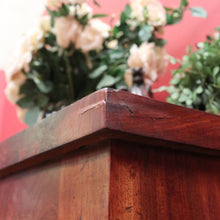 Load image into Gallery viewer, Antique English Mahogany Chest of Drawers with Flame Mahogany Drawer Fronts. B12063