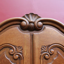 Load image into Gallery viewer, Antique French oak wardrobe / armoire with breakfront centre and fitted interior. B12722