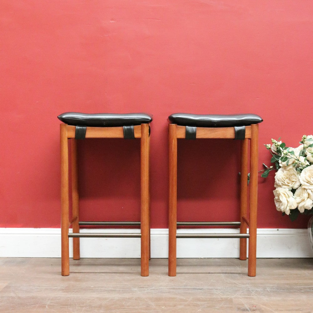 Pair of Retro Parker Mid-Century Bar Stools – Original Black Vinyl - Button Seats. B12513