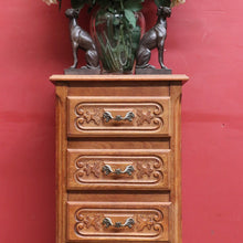 Load image into Gallery viewer, French Oak Four Drawer Chest Cabriole Legs Brass Handles Vintage. B12997
