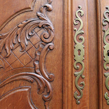 Load image into Gallery viewer, Antique French oak wardrobe / armoire with breakfront centre and fitted interior. B12722
