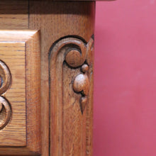Load image into Gallery viewer, Vintage French tri mirror dressing table with bevelled mirrors and five drawers. B12801
